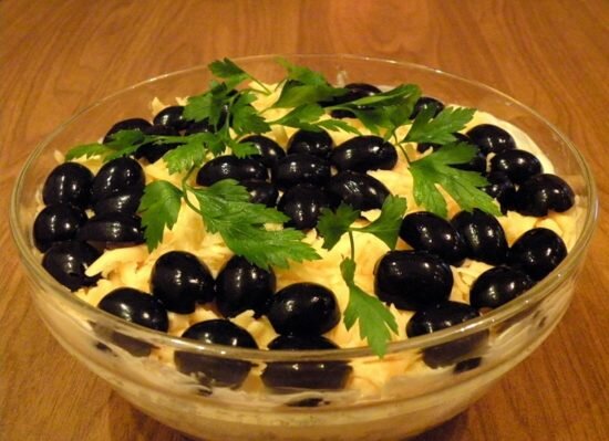 Салат с маслинами и оливками